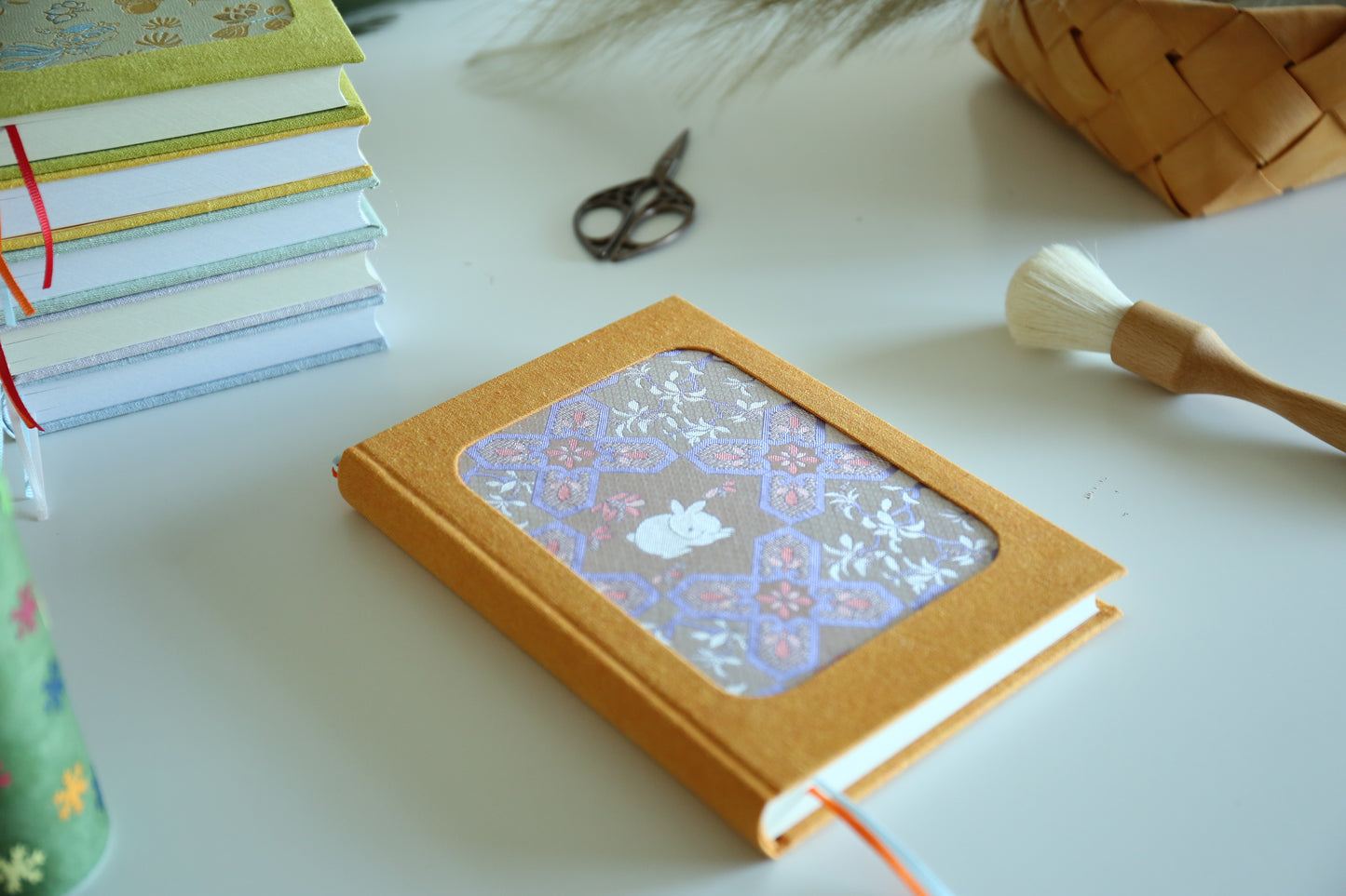 Rounded Spine Dot Grid Journal（Jade Rabbit）