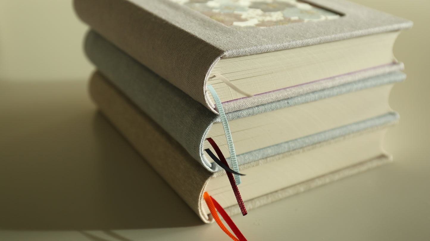 Rounded Spine Journal With a Tricolor Theme (Oat Flower)